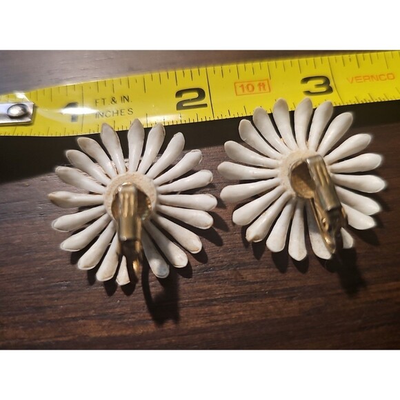 Vintage 1960s Mod Daisy Flower Clip Earrings White Soft Plastic Sarah Cov Style - Picture 3 of 6